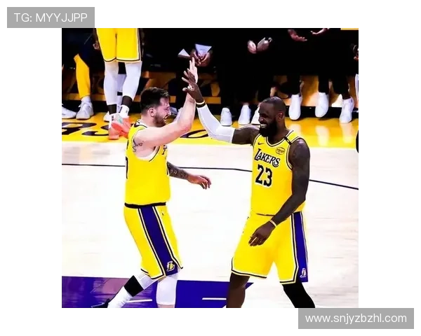 库里轰下高分勇士险胜湖人詹姆斯关键时刻失手成转折