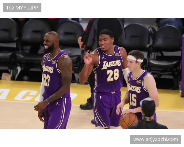 詹姆斯领衔湖人迎战勇士 双方季前赛激烈对抗球迷热议新阵容调整